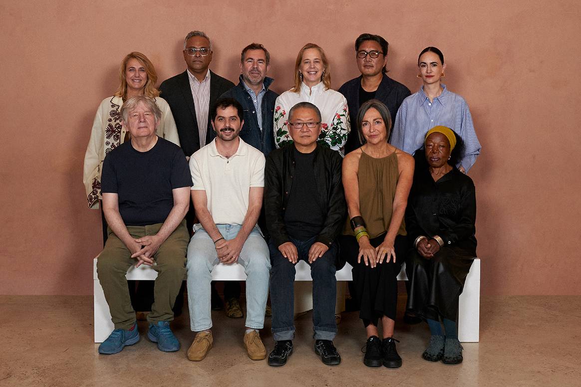 Foto de familia con los miembros del jurado del Loewe Foundation Craft Prize 2025.