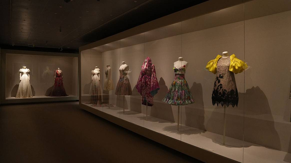 Créditos: Interior de la exposición “Josep Font. Belleza e inquietud”, en el Museo Cristóbal Balenciaga de Getaria. Fotografía de cortesía.