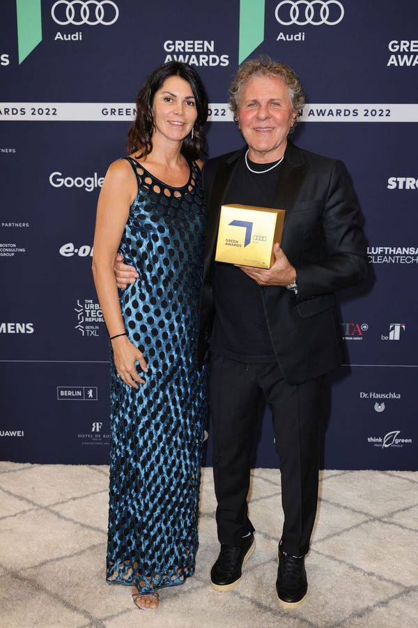 Renzo Rossi y Arianna Alessi posan en los Green Awards durante el primer día del Greentech Festival el 22 de junio de 2022 en Berlín, Alemania. Imagen: Andreas Rentz/Getty Images for Greentech Festival