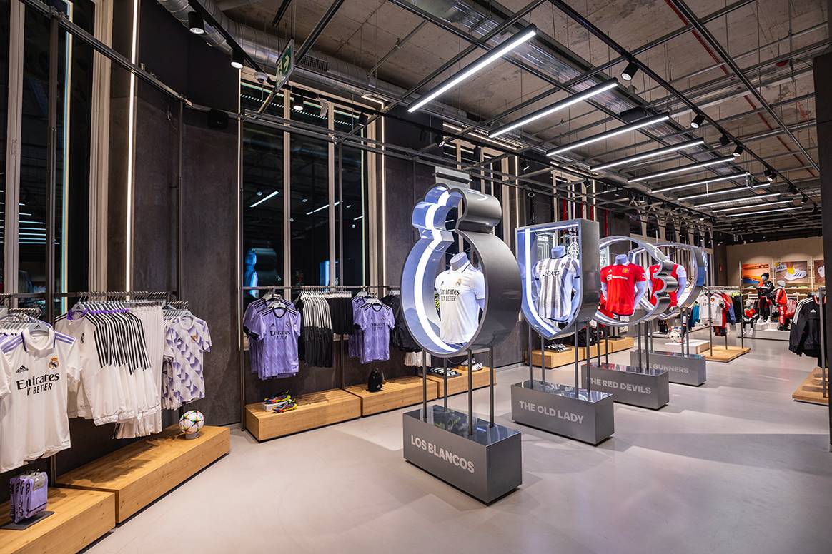 medios de comunicación sesión Respetuoso del medio ambiente Adidas abre en Barcelona su mayor tienda en España