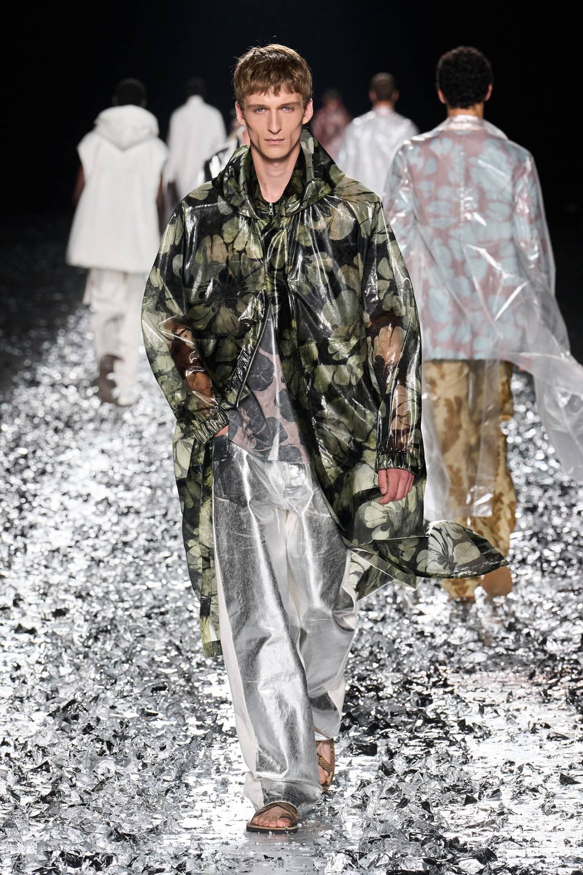 Dries Van Noten, colección moda-hombre para la temporada Primavera/Verano 2025.