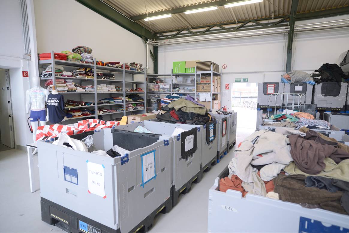 De materiaalpool van de Berlijnse textielhaven in de
Storkower Straße. Foto: Julia Lüccecke