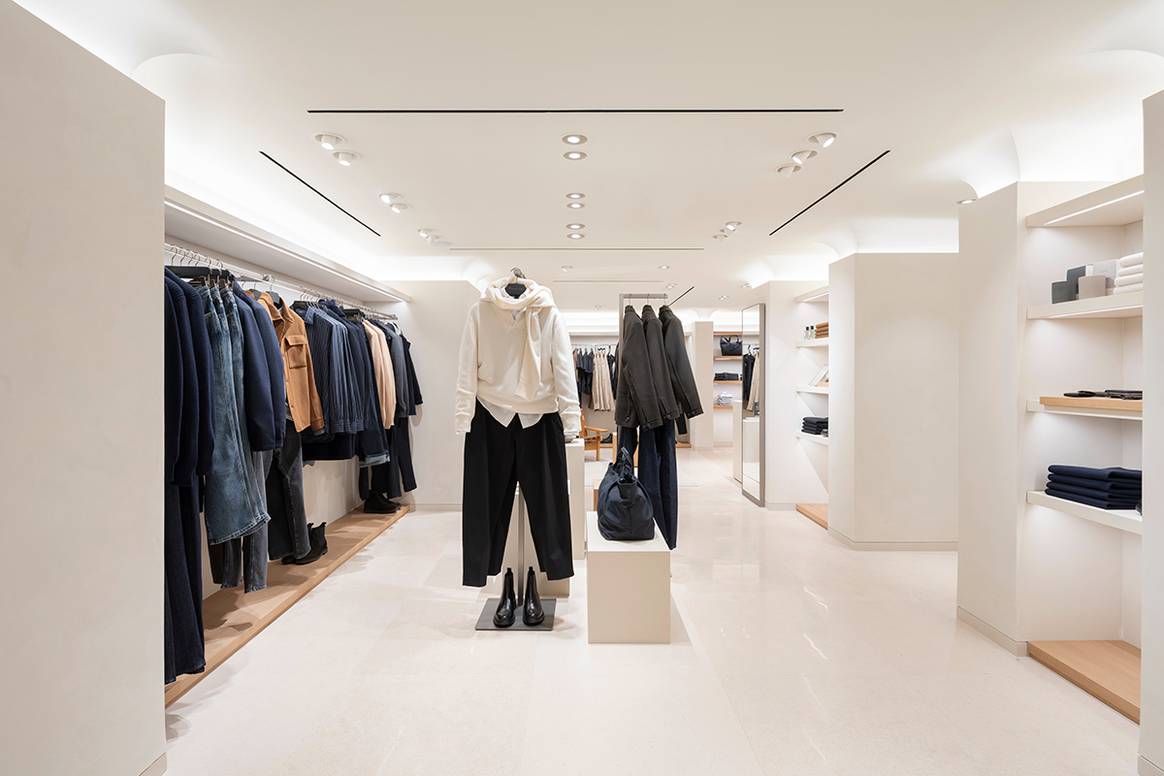 Tienda de Massimo Dutti de la avenida de los Campos Elíseos de París (Francia).