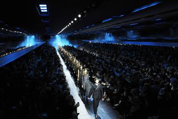 Dior in blue jeans raises the black beret of revolt