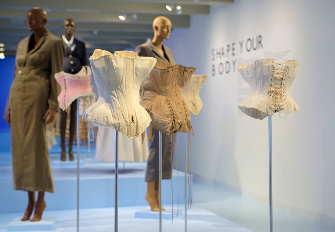Van crinolinejapon tot collector’s sneaker: Fashion Statements in Amsterdam Museum