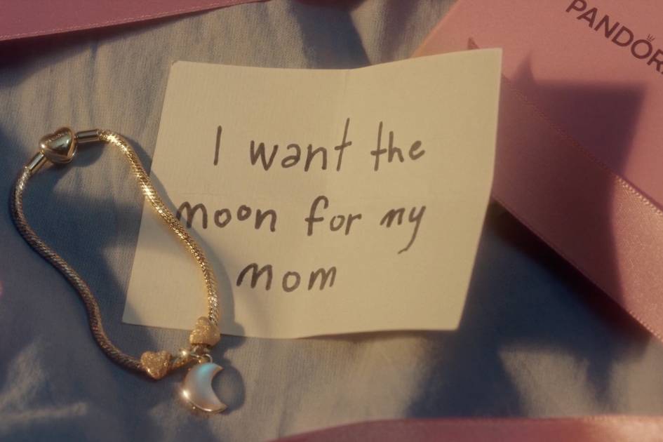 -more-than-a-gift-das-herz-des-schenkens-mit-pandora-in-der-weihnachtskampagne-25