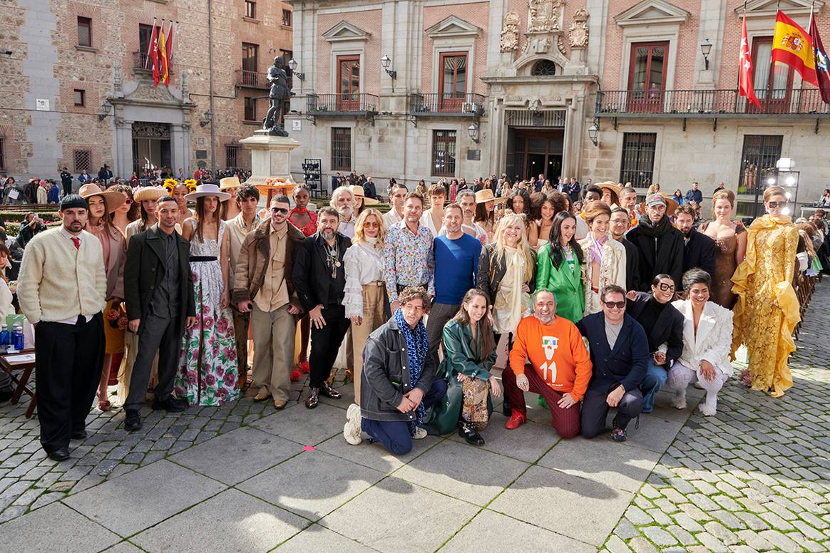 Fotografía de grupo con creativos y modelos participantes en el desfile inaugural de Madrid es Moda.