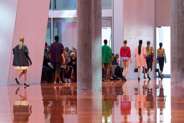 Milano fashion week: mix di stili da Prada, colori gioiosi da Fendi