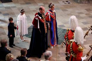 Floral headpieces replace tiaras at Charles's dress-down coronation