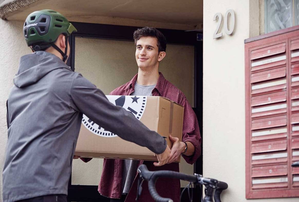 Kipling pilots luggage rental service