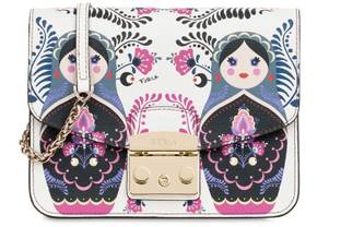 Furla украсила сумки матрешками: капсульная коллекция в честь России