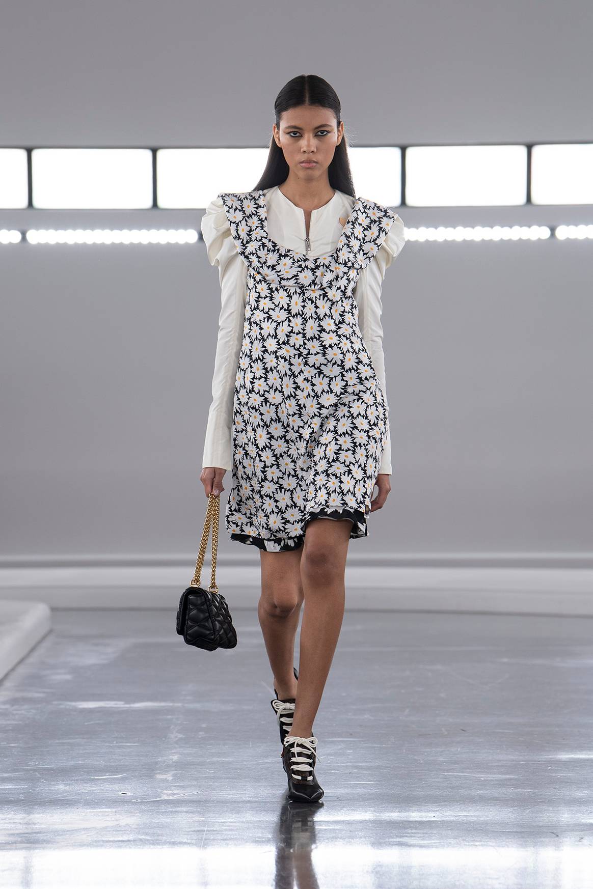 Louis Vuitton, colección “Voyager” Prefall 2024.