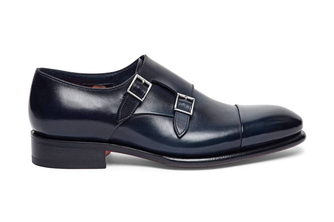 Tra gli accessori esposti la raffinata costruzione Goodyear e le velature realizzate a mano di Santoni
