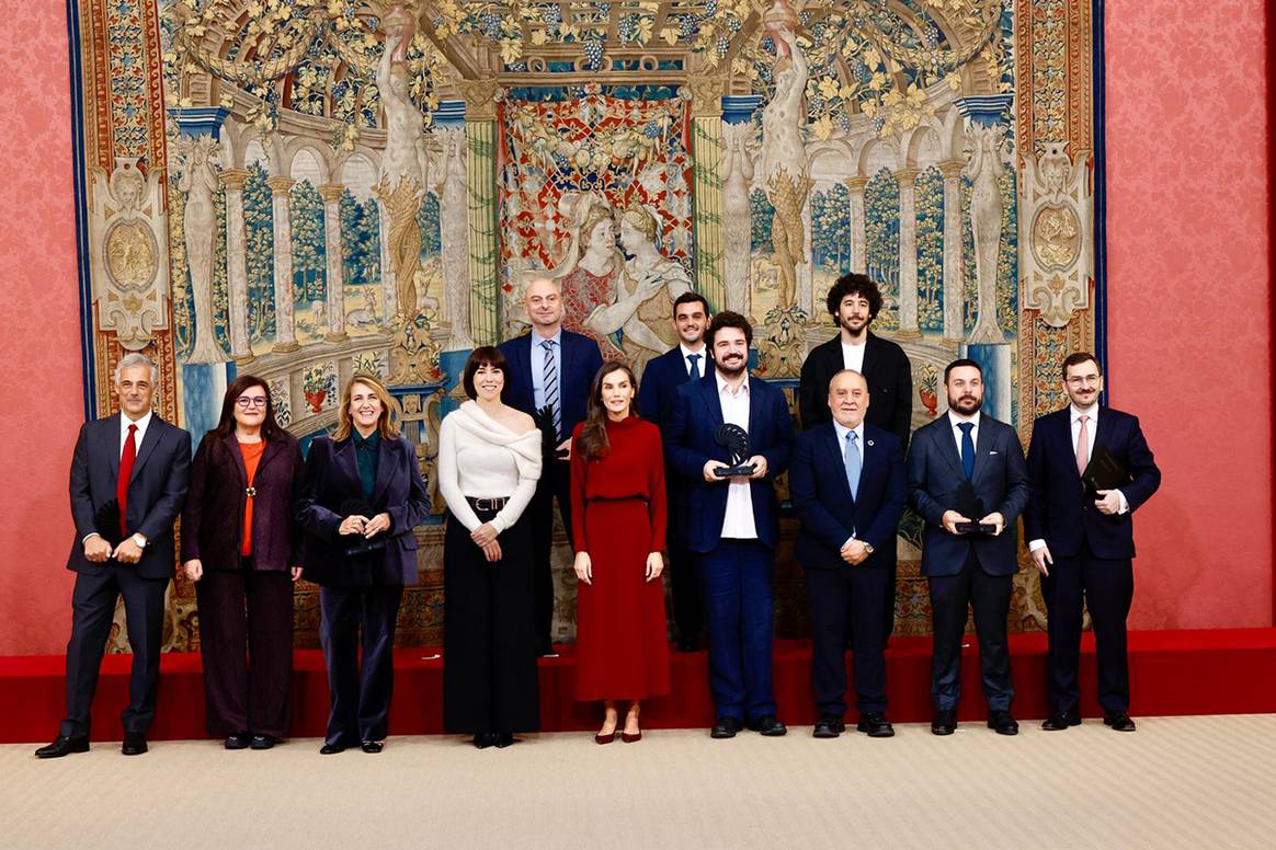 Su Majestad la Reina junto a los galardonados del año 2025 y la ministra de Ciencia, Innovación y Universidades.