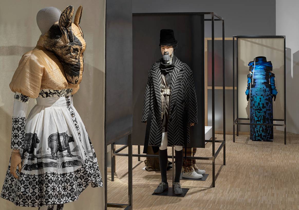 La mostra è curata da Olivier Saillard