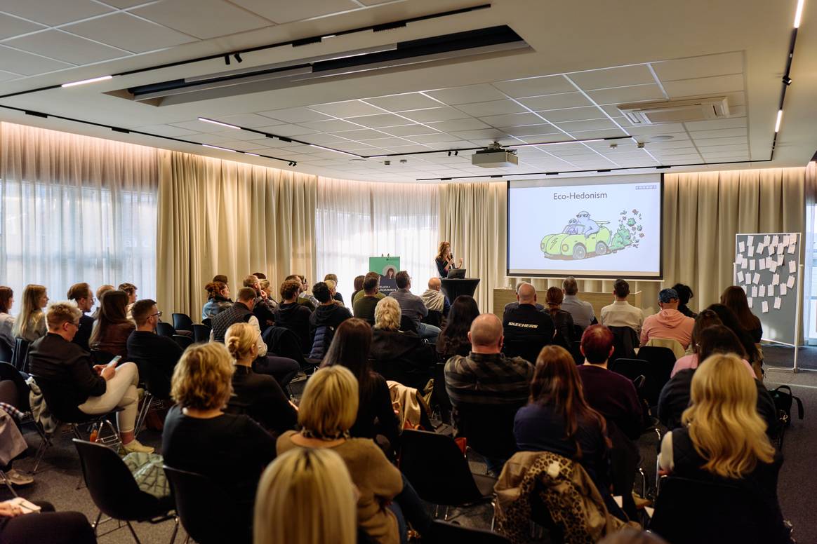 Zukunftsforscherin Oona Horx Strathern inspirierte in Keynote zu nachhaltigem Handeln, Zukunftstrends und Rolle des Handels. Bild: Vincent Dommer