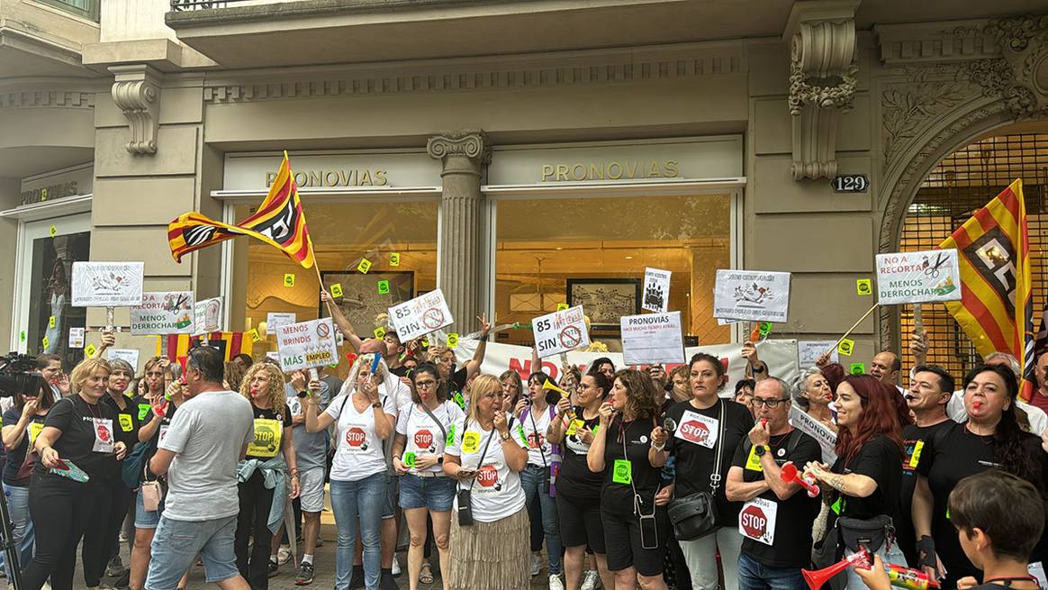 Concentración de los trabajadores de Grupo Pronovias a las puertas de la tienda de Pronovias en la Rambla de Cataluña de Barcelona, el sábado 29 de junio de 2024.