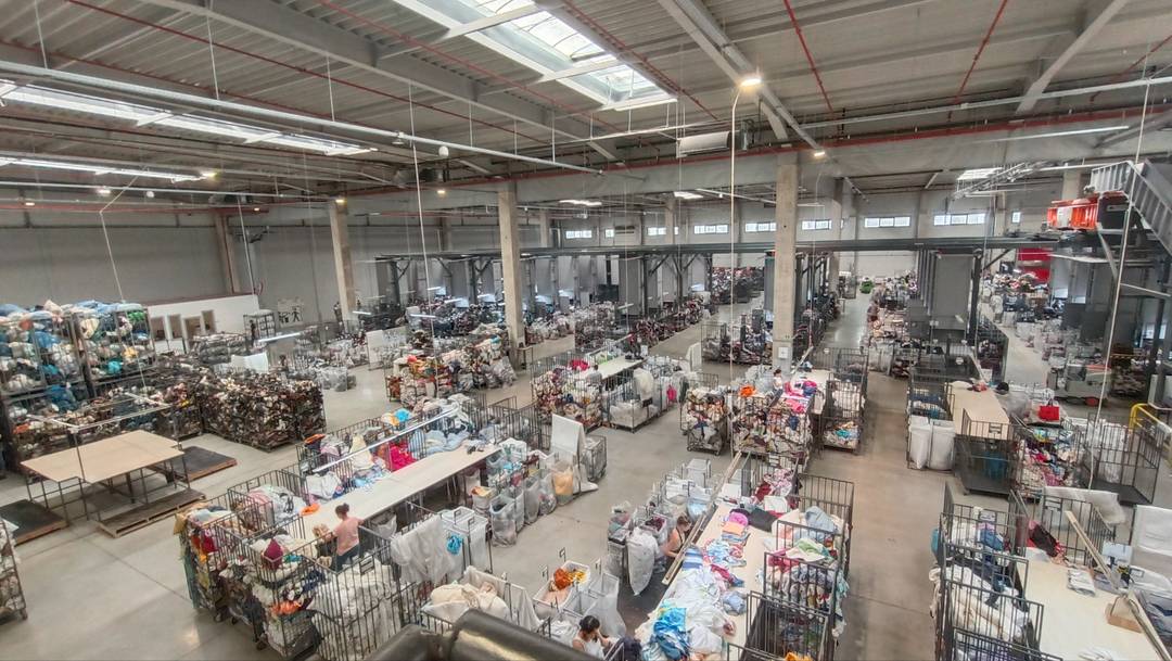 TexCycle’s huge sorting hall is clean, quiet and airy.