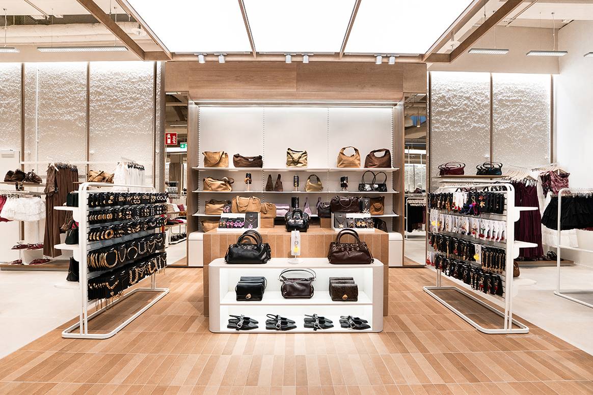 Tienda de Stradivarius en el centro comercial Westfield Donau Zentrum de Viena (Austria).
