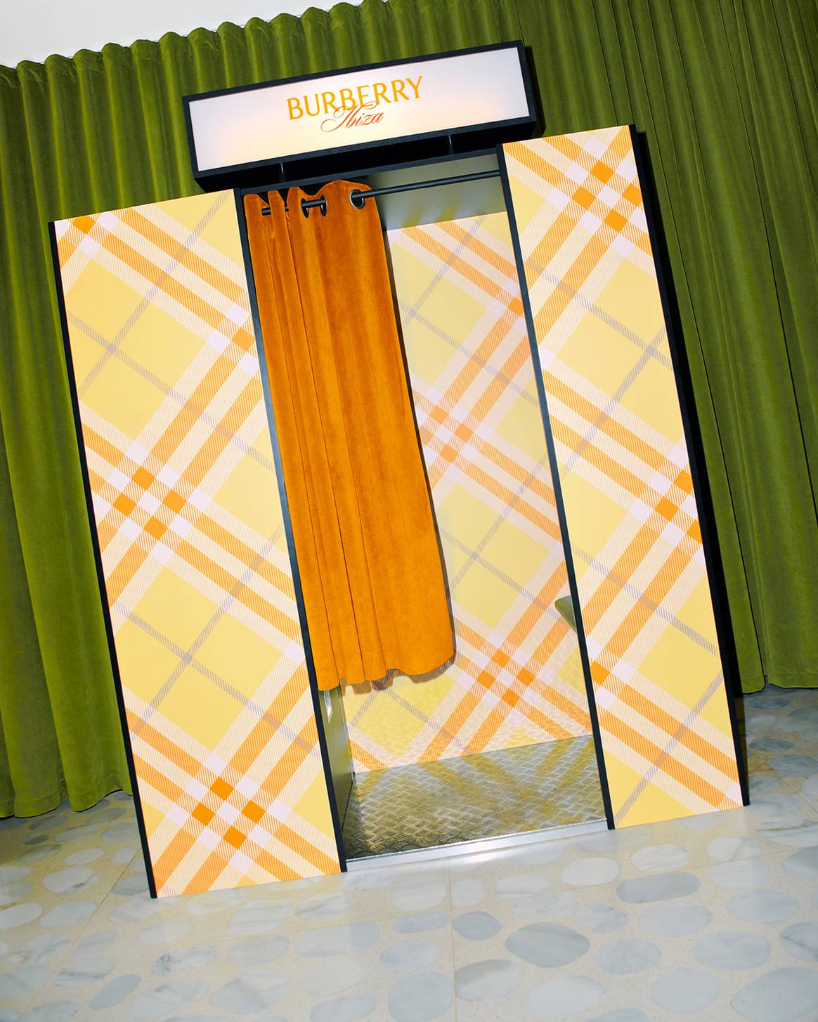 “Takeover” de Burberry en el The Standard de Ibiza.