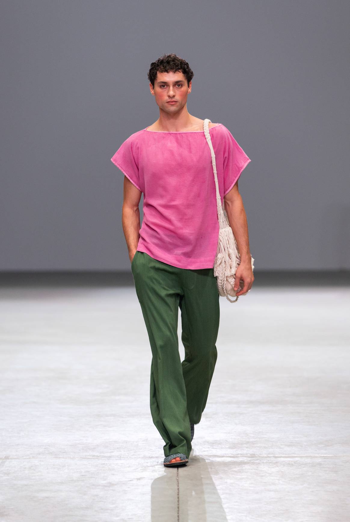 Los accesorios tejidos se vieron tanto en cinturones como en bolsos.