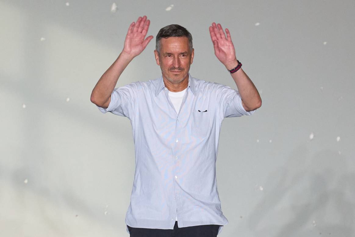 Dries van Noten alla fine dello show SS24