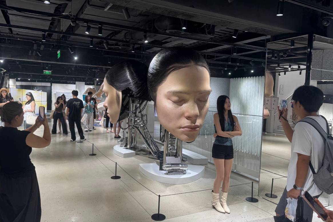 Konsument:innen machen Fotos im Shanghai-Flagship der angesagten, koreanischen Brillenmarke Gentle Monster