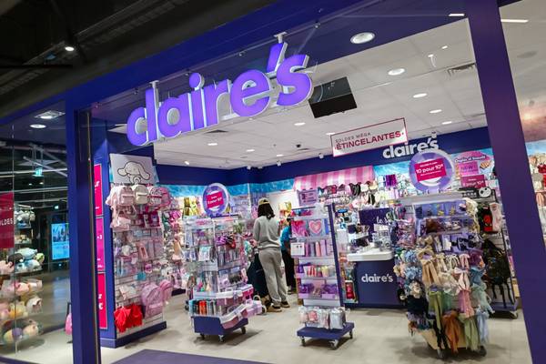 La divisione britannica di Claire's entra in amministrazione controllata: cosa c'è in gioco?