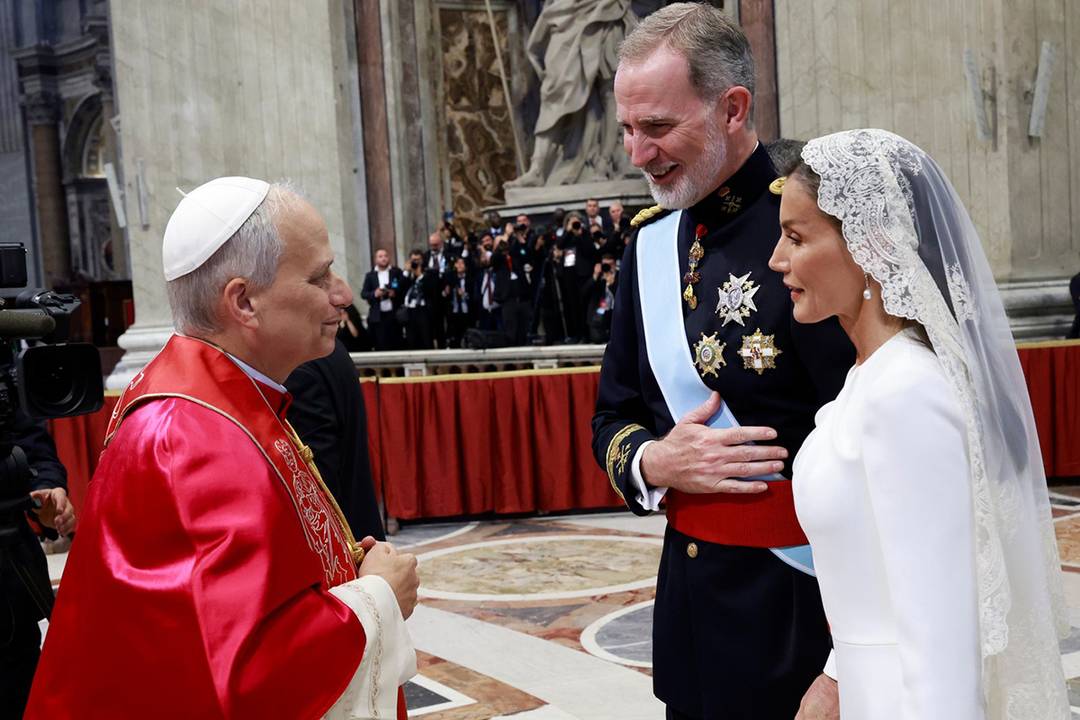 Don Felipe y Doña Letizia en su visita al Vaticano por la Misa del inicio del Pontificado del Papa León XIV, el 18 de mayo de 2025.