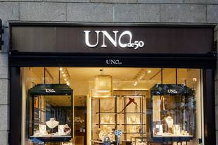 UNOde50 reabre sus tiendas: desinfección de joyas y mascarillas