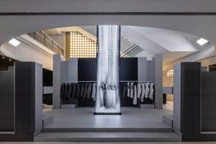 Rains lässt es plätschern: Pop-up in Galeries Lafayette 