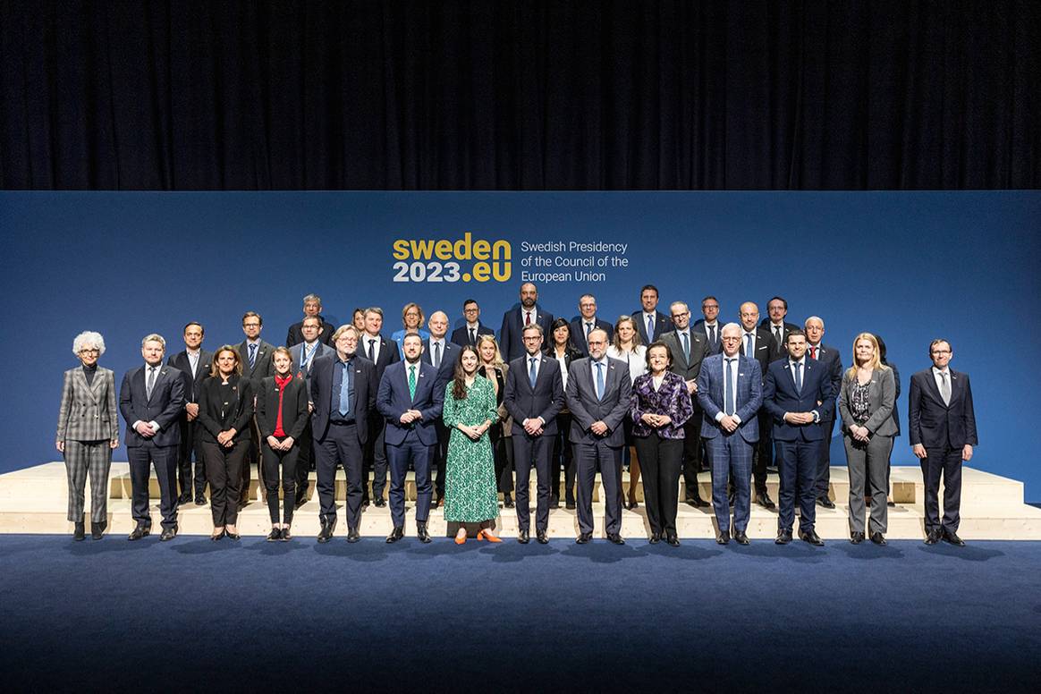 Photo Credits: Foto de familia con los ministros de Medio Ambiente de los estados miembro de la UE. Presidencia de Suecia del Consejo de la Unión Europea.