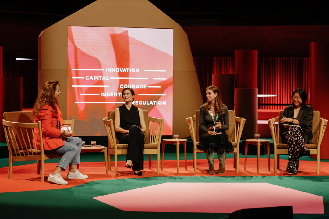 Moderator Ebru Özkücuuk Güler, Katrin Ley van Fashion for Good, modeontwerpstudente Lydie Taylor en Riyong Kim van het Europees Milieuagentschap bespraken ‘Wat is next-gen?’