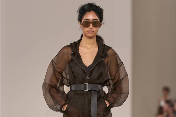 Mfw: Max Mara porta in passerella un pragmatismo sartoriale