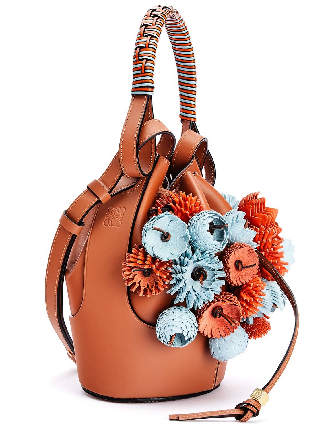 Loewe lleva a Sotheby’s los asadores de castañas gallegos como parte de su última colección “Loewe Weaves”