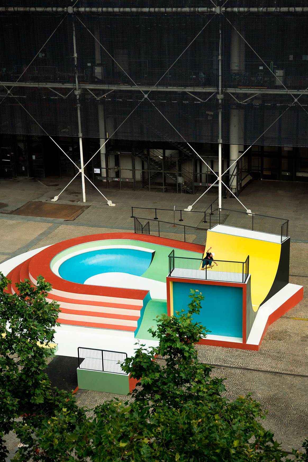 Escultura “Cycloïde Piazza”, instalación monumental instalada en el exterior del Centro Pompidou de París desde el 26 de junio al 15 de septiembre de 2024.