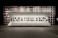 La presidenta de Inditex lleva la obra de David Bailey a La Coruña