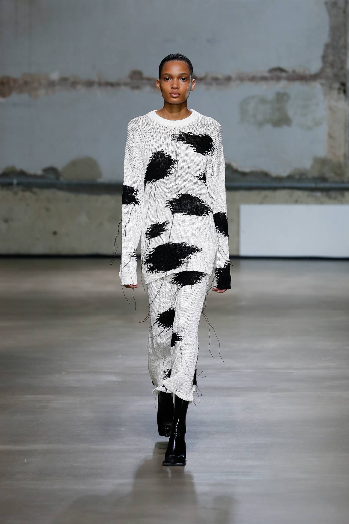 El mayor contraste de color es el blanco y el negro. Crédito: Christian Wijnants SS23 vía Turbulence PR. Por cierto, este también es un total look (véanse los términos en recuadro al final del artículo).