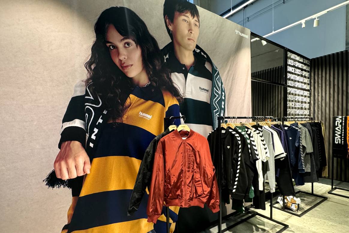 Showroom de Hummel enfocado en ropa casual con inspiración deportiva