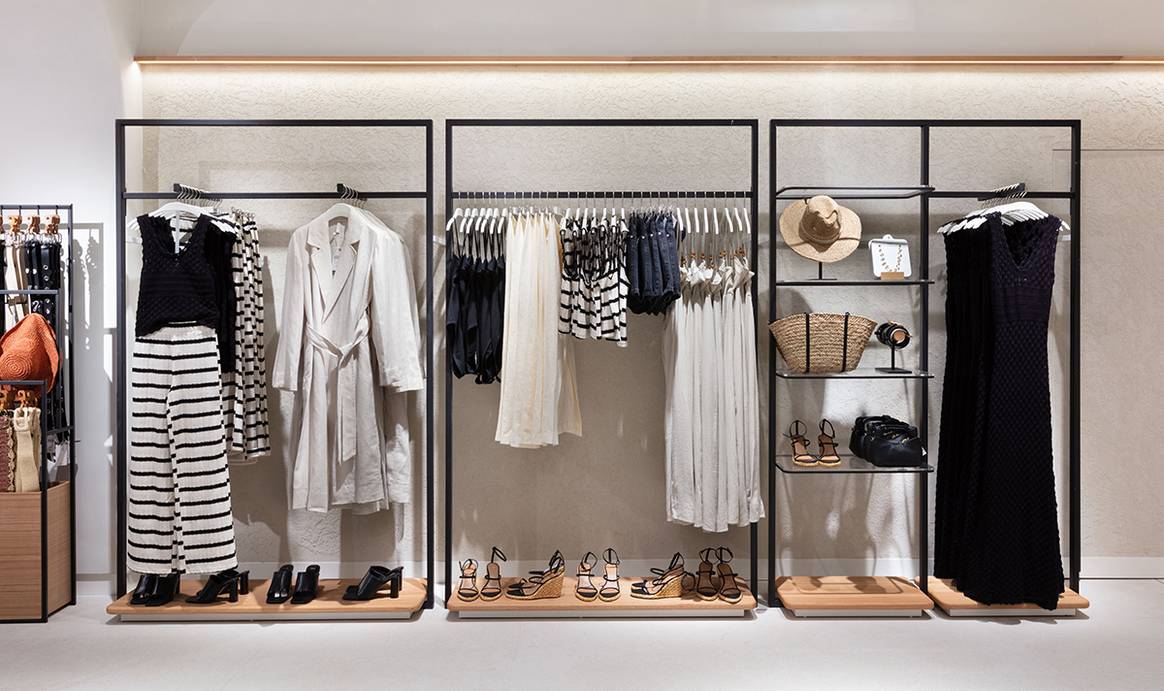 Photo Credits: Interior de una tienda de Mango con su nuevo modelo “New Med” de inspiración mediterránea. Mango, fotografía de archivo.