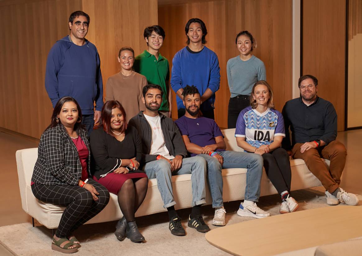 Photo Credits: Foto de familia con los emprendedores al frente de los 5 proyectos finalistas al Tommy Hilfiger Fashion Frontier Challenge de 2022. Fotografía de cortesía.