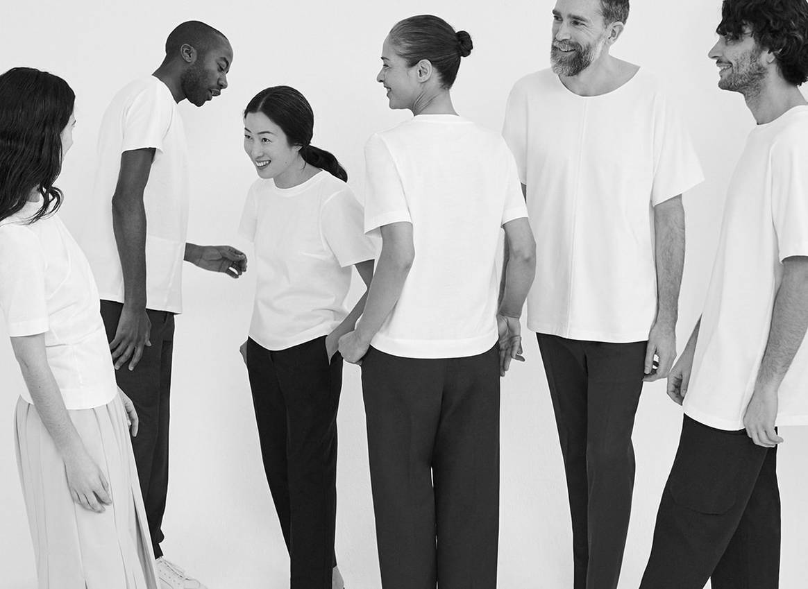 Avec sa nouvelle collection, Cos revisite le t-shirt blanc