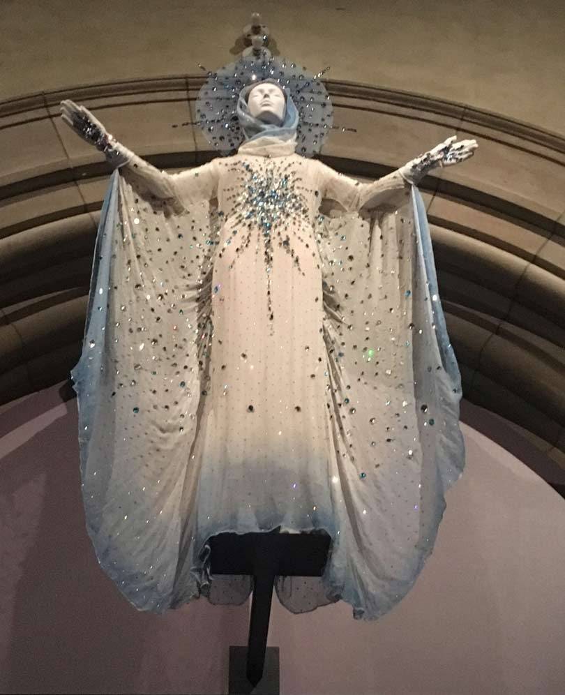 El catolicismo imaginado por los modistas se exhibe en Nueva York