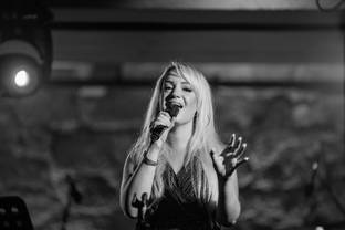 Live-Konzert mit „The Voice“-Star Jasmin Graf im Halle Leipzig The Style Outlets