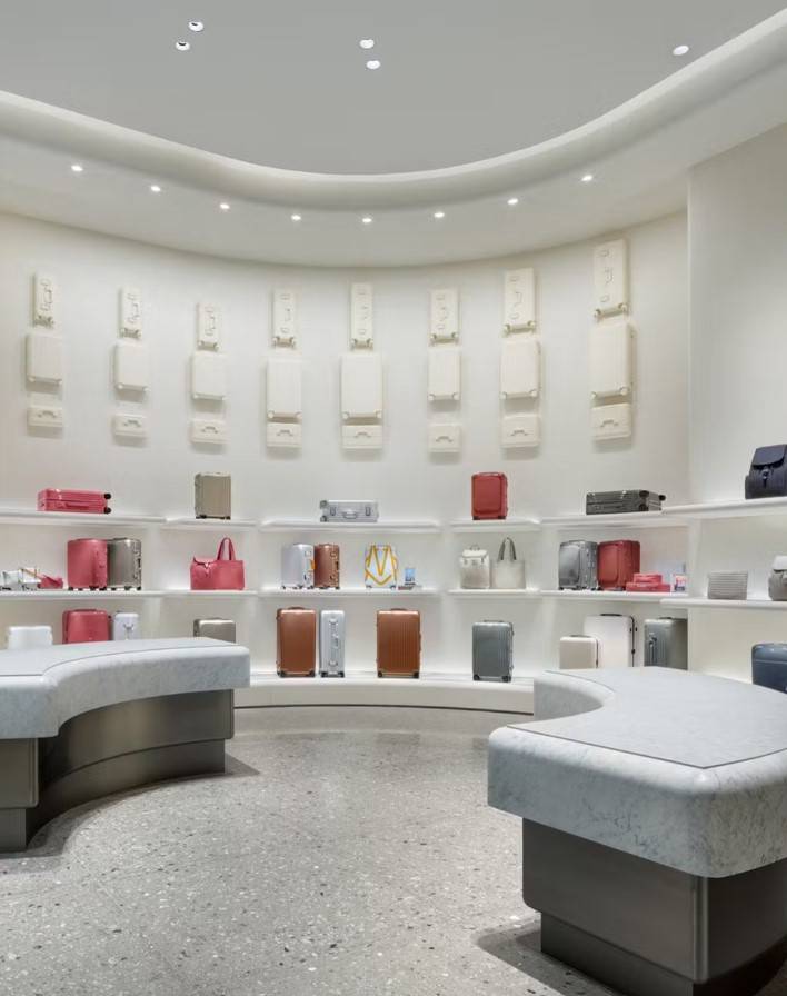 Au sein de la boutique, le « range wall » présente l’intégralité de la collection de valises.