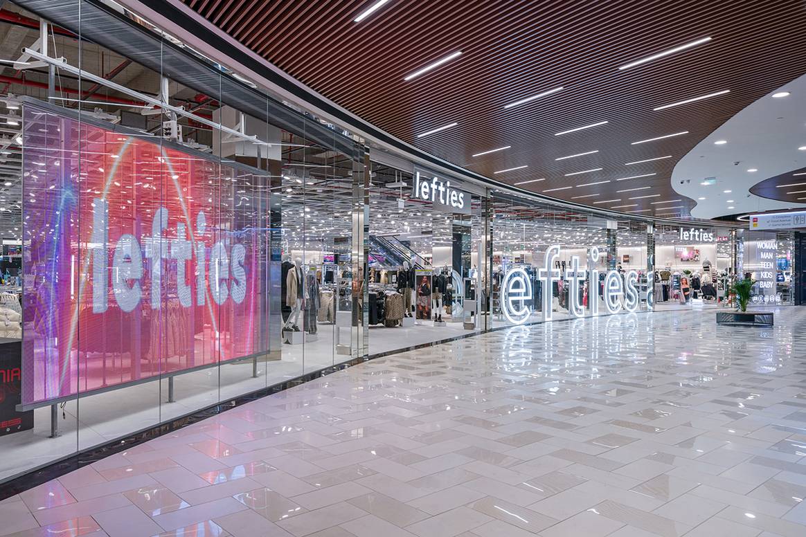 Interior de la nueva tienda Lefties Digital Store Rumanía, en el centro comercial Promenada Mall de Craiova (Rumanía).