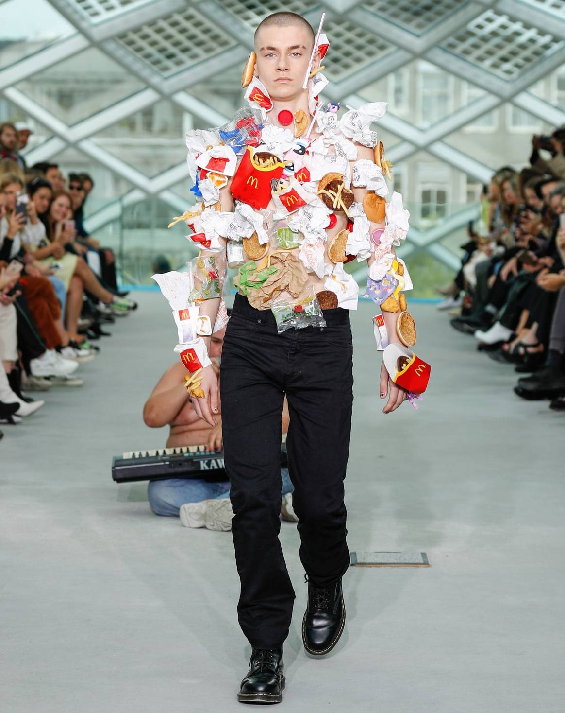 Duran Lantink lanzó una crítica al consumismo en la Amsterdam Fashion Week de septiembre de 2019, en colaboración con Batavia Stad Fashion Outlet. El *show* comenzó con residuos de McDonald’s. Créditos: Batavia Stad Fashion Outlet