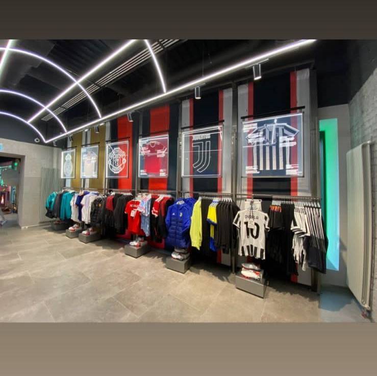 Adidas открыл флагман в Москве - "магазин можно сравнить с adidas в Нью-Йорке"