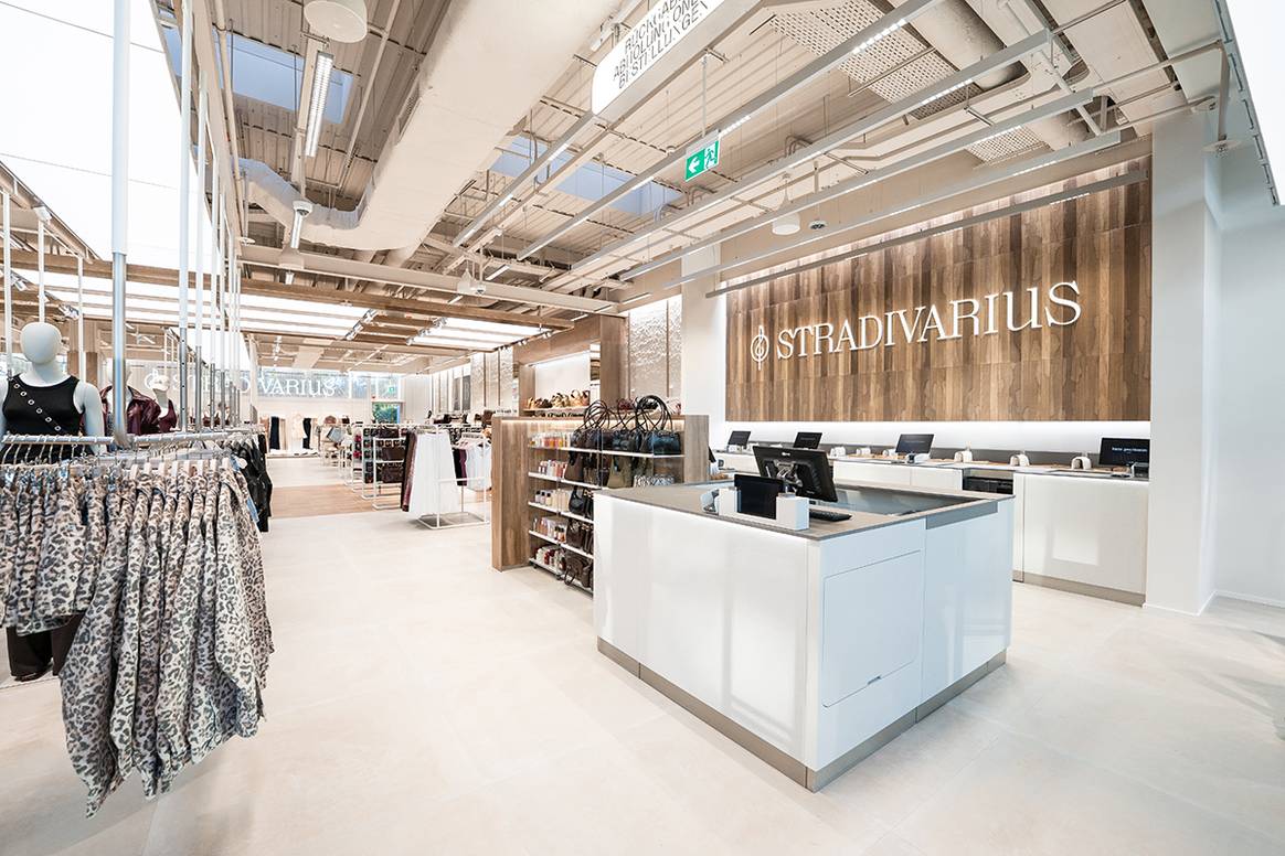 Tienda de Stradivarius en el centro comercial Westfield Donau Zentrum de Viena (Austria).