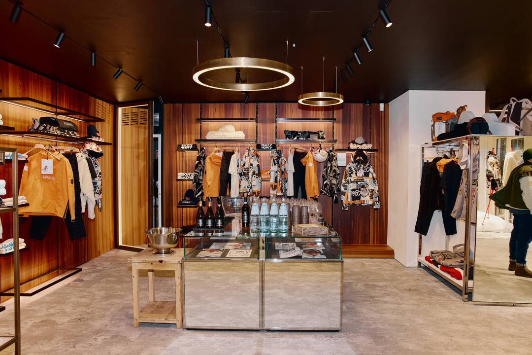 Napapijri celebra un weekend con Alberto Tomba alla boutique Franz Kraler.